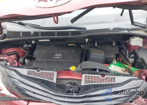 2011 Toyota Sienna Base V6 z USA, uszkodzony, nr VIN 5TDZK3DC5BS158065